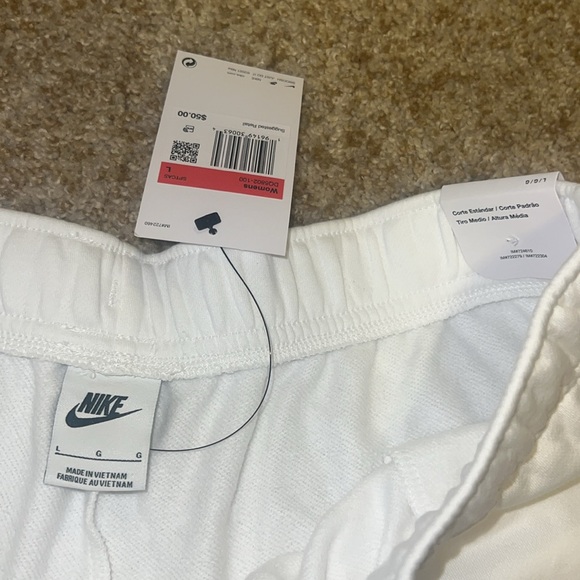 NWT nike standard fit mid rise shorts in white - Picture 4 of 5